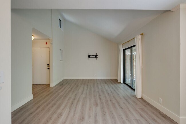 Building Photo - Renovated Condo in Green Hills Four Seasons!