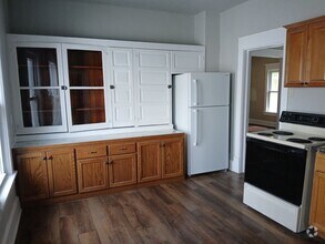 Building Photo - Beautiful Hardwood Floors