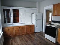 Building Photo - Beautiful Hardwood Floors