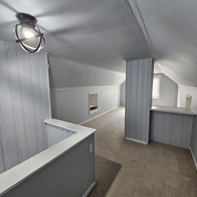 Building Photo - 3 Bedroom Bungalow w/ Hardwood Floors Clos...