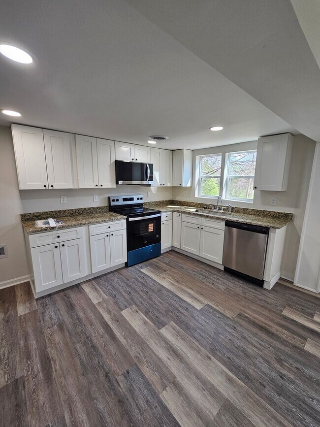 Building Photo - 3-Bedroom 2 Bath, 2-story home ready for you to call home with move in special pricing!