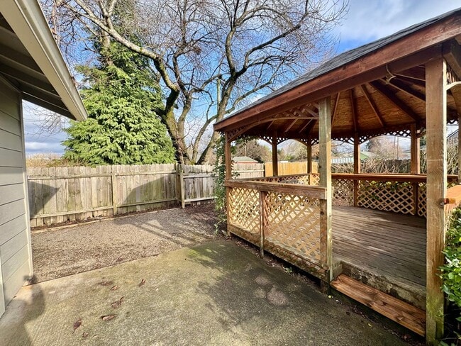 Building Photo - Adorable Quiet park like setting in fruit valley sunsets with landscaping provided