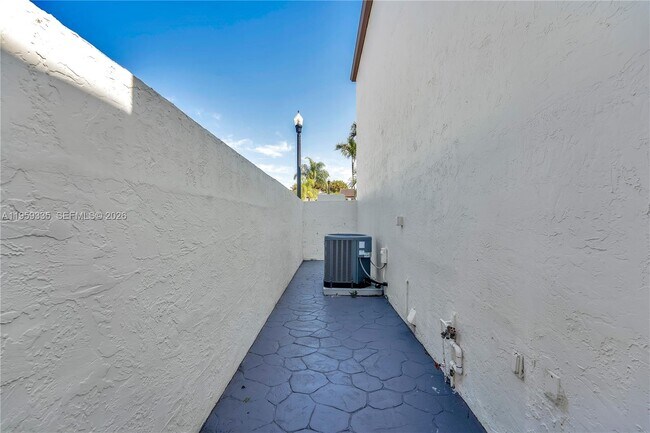 Building Photo - 1301 SW 124th Ct