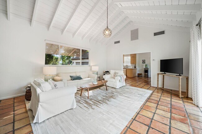 Building Photo - 49 River Dr