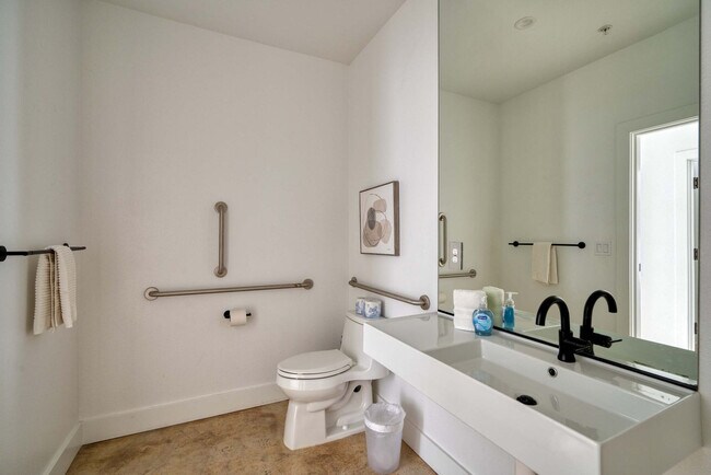 Building Photo - 4980 N Vancouver Ave