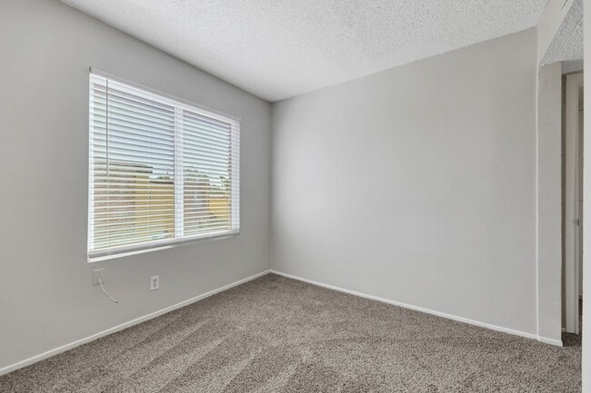 Building Photo - 1520 Hialeah Dr