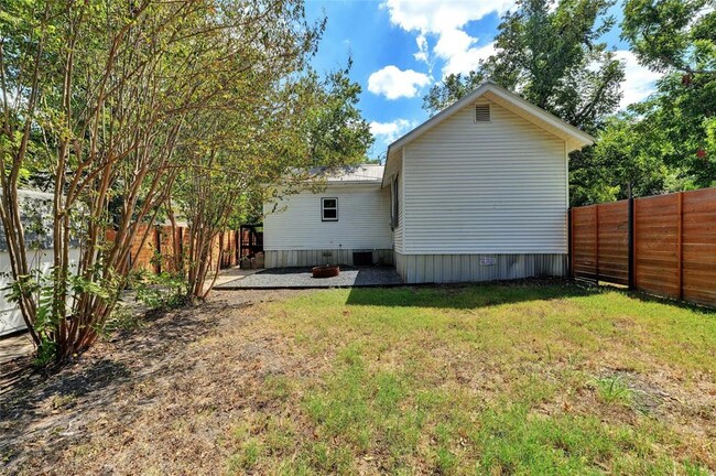 Building Photo - 1102 Hackberry St
