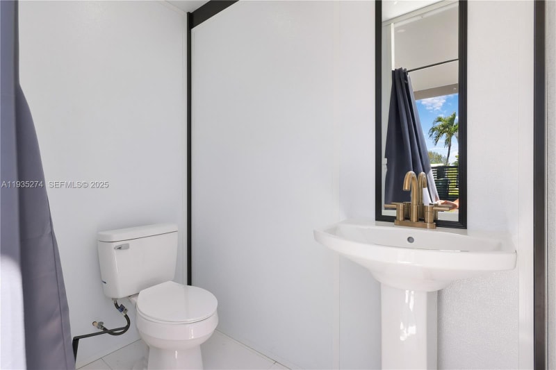 Building Photo - 848 Brickell Key Dr