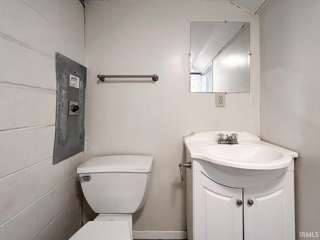 Building Photo - 2519 E 7th St