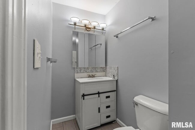 Building Photo - 2020 W Glen Ave