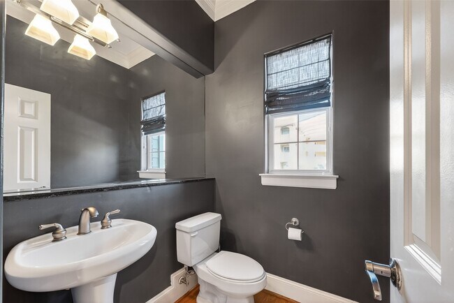 Building Photo - 1004 Stanford St