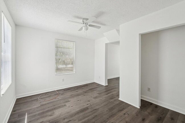 Building Photo - 2-Bedroom, 1.5-Bathroom Home in Tampa – Pe...