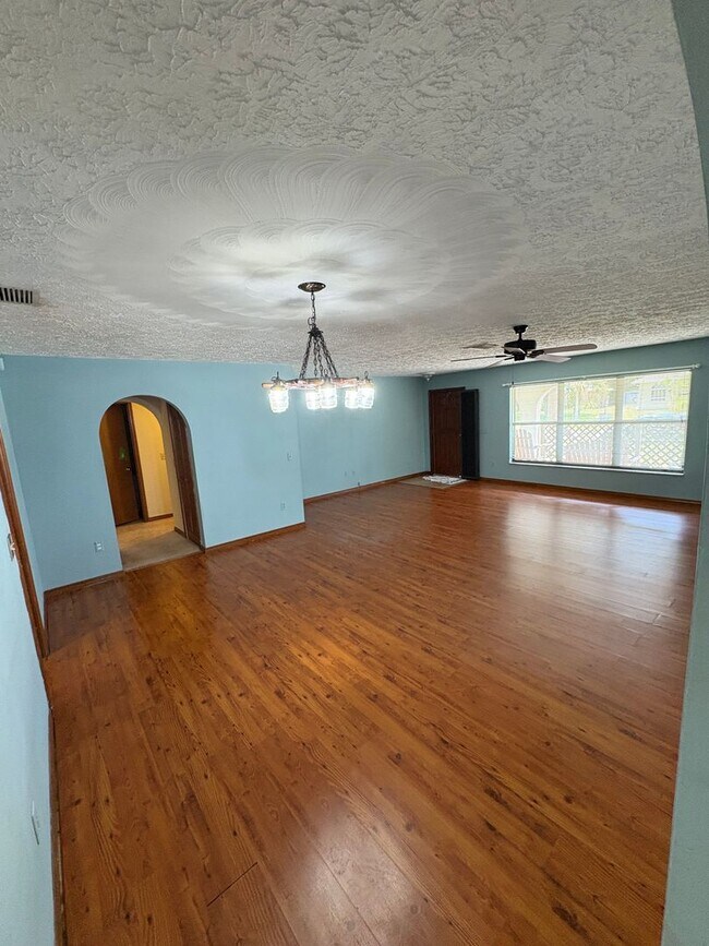 Building Photo - 2/2 home with fenced backyard in Ft Pierce