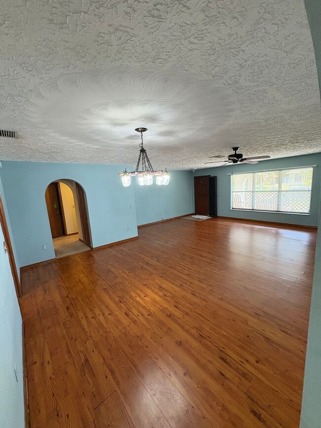 Building Photo - 2/2/2 home with fenced backyard in Ft Pierce