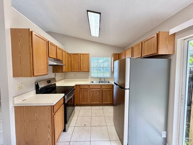 Building Photo - CUTE AFFORDABLE 2/2 DUPLEX off Michigan!