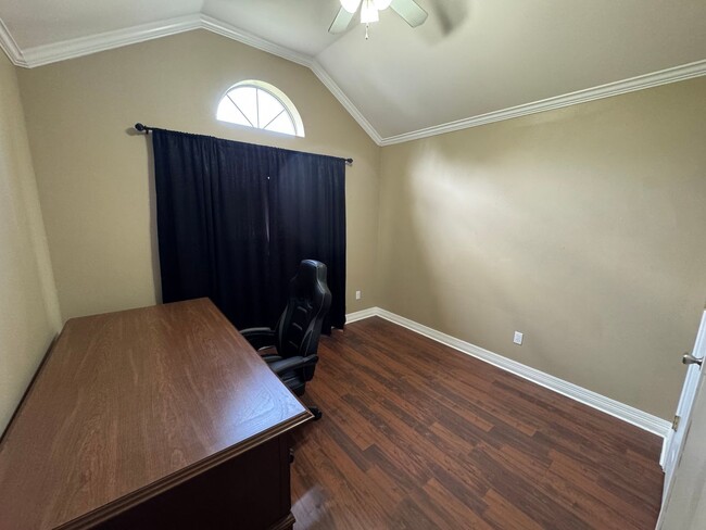 Building Photo - Gorgeous 3 Bedroom Home