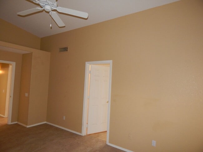 Building Photo - 3 Bedrooms 2 Bathrooms close to Sabino Canyon