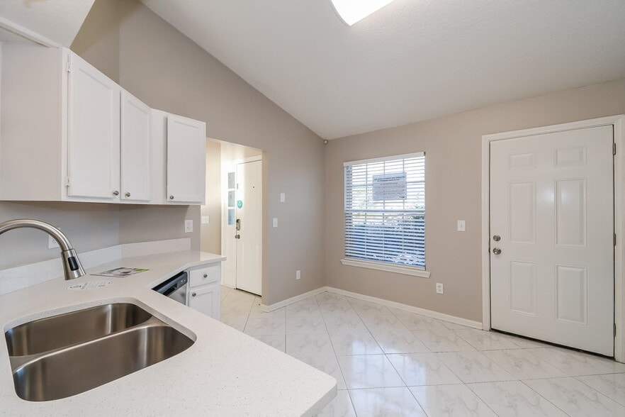 Building Photo - 11194 Wandering Oaks Dr