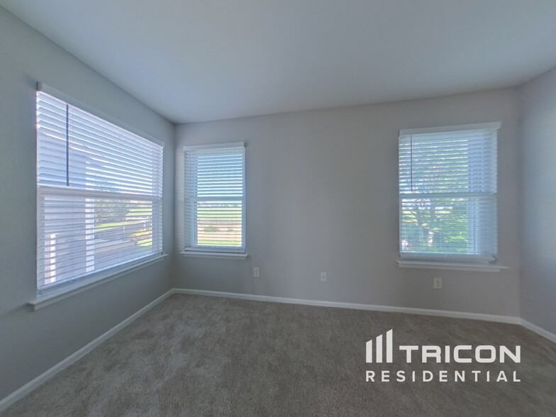Building Photo - 9995 Strathfield Ln