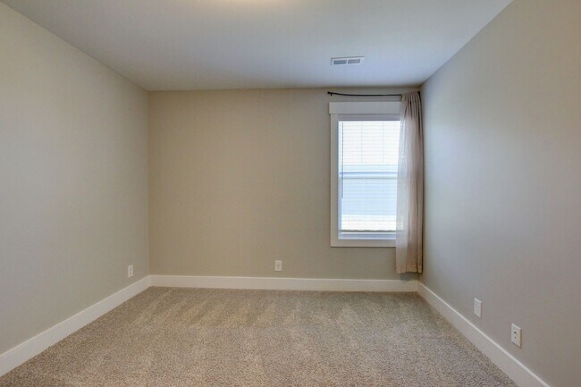 Building Photo - Fresh and Clean 3 bed/2 bath minutes from Exit 8.  Show Stopper!