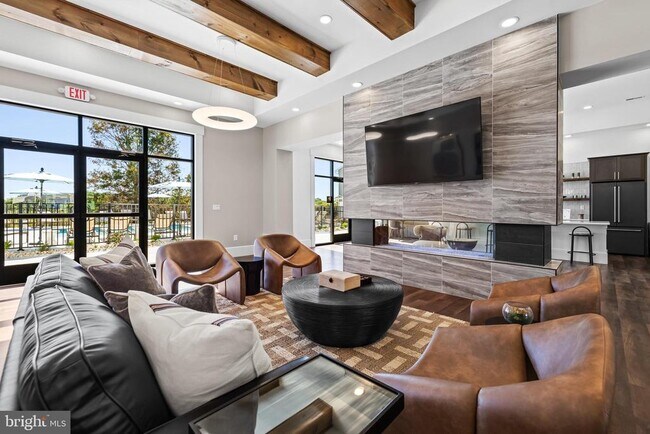 Building Photo - 2750 Maplewood Cir