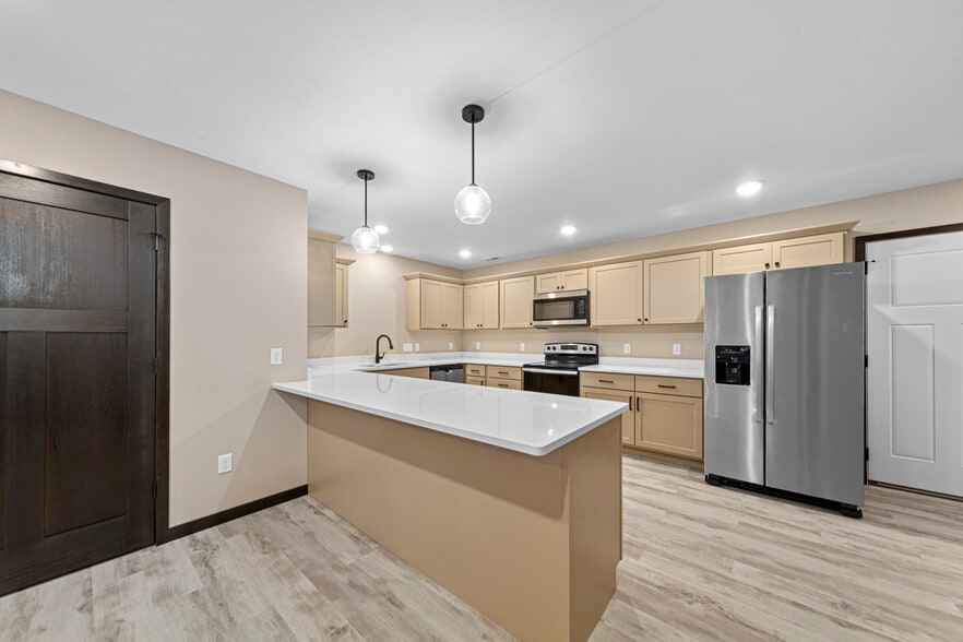 Building Photo - 3200 Noble Dr