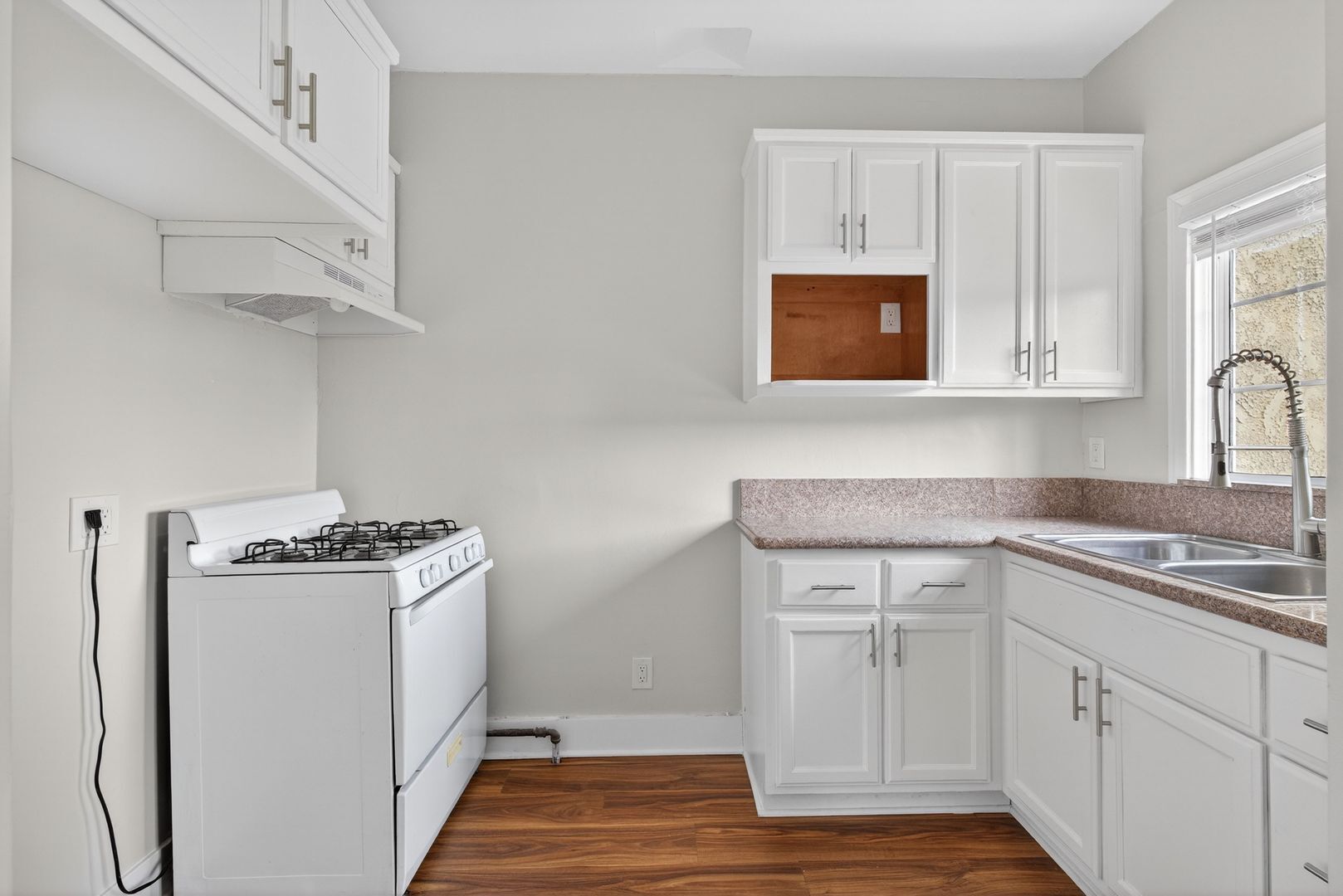 Building Photo - 905 Cherry Ave