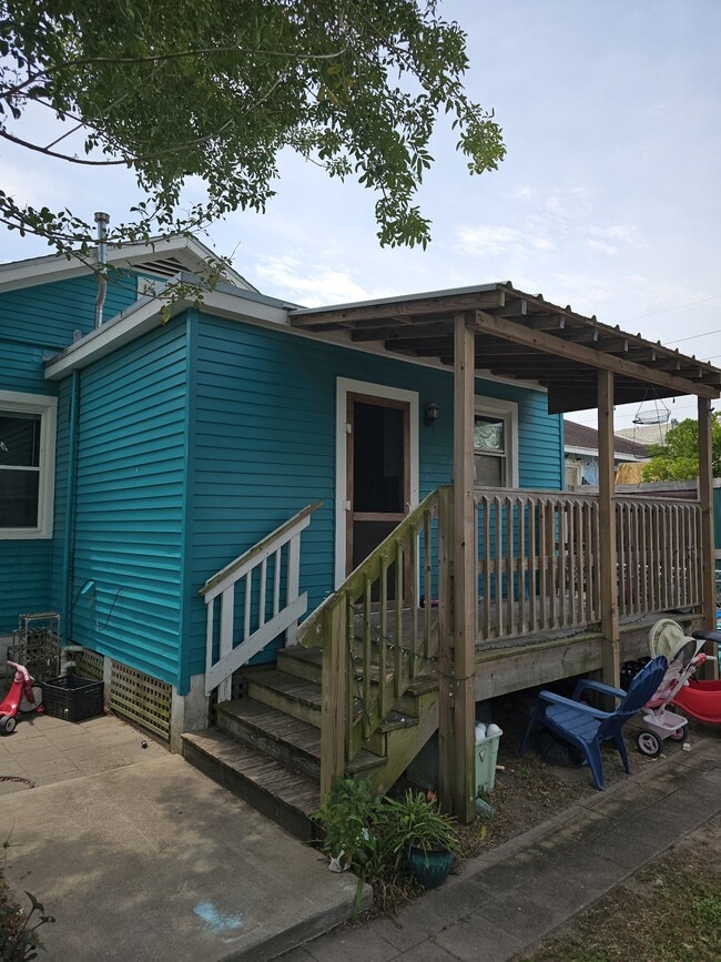 Building Photo - 5208 Bernardo De Galvez Ave