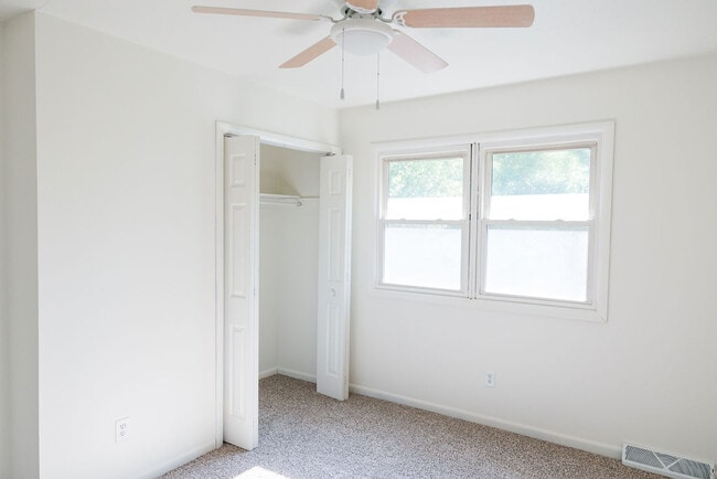 Building Photo - 4446 Park Lawn Dr