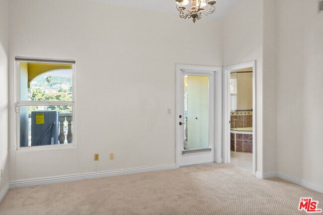 Building Photo - 1050 N Edinburgh Ave