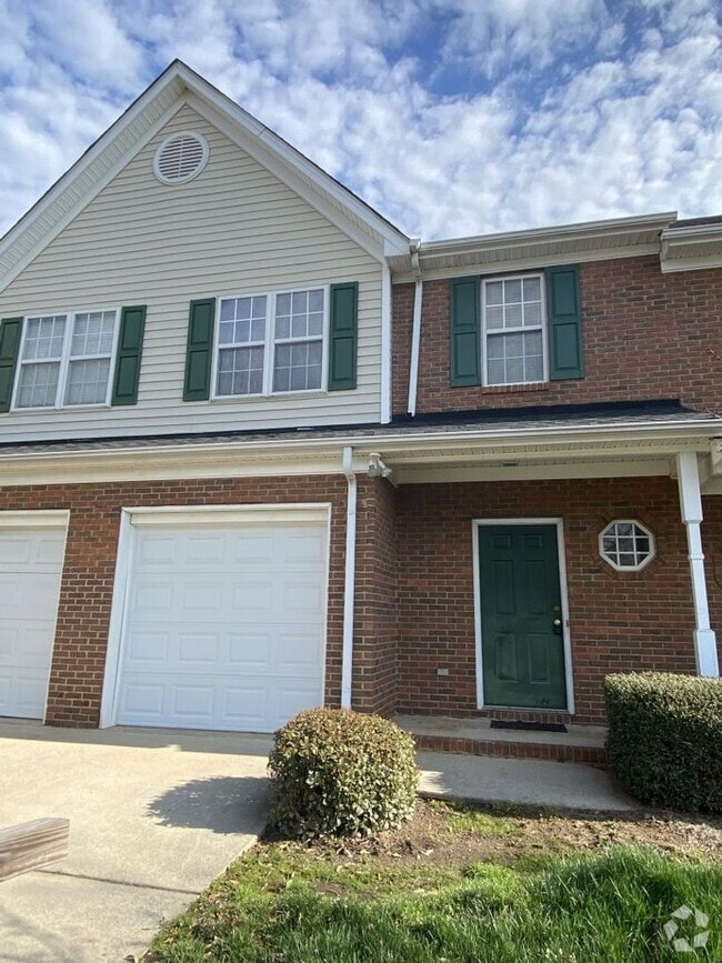 Building Photo - Refreshed 2 Bed Townhome in South Charlott...