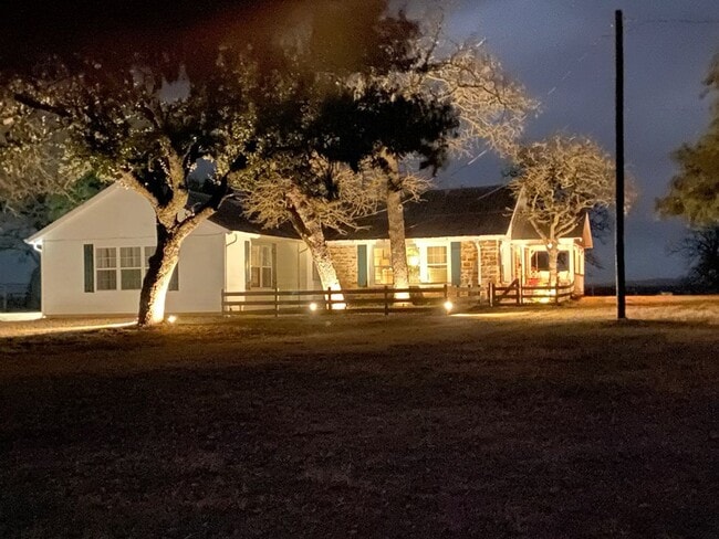 Building Photo - FOR LEASE!!