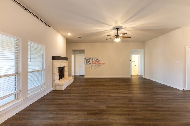 Building Photo - Spacious Glen Rose Home with Open Floorplan & Office Space