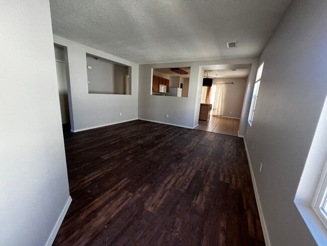 Building Photo - Beautiful 3 bedroom 2 bathroom home.