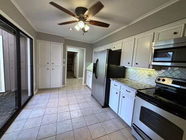 Building Photo - Lake View with Easy Access to I220