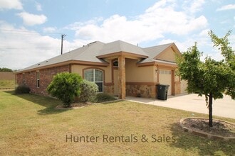 Building Photo - Airport and Texas A&M Central Texas Nearby!