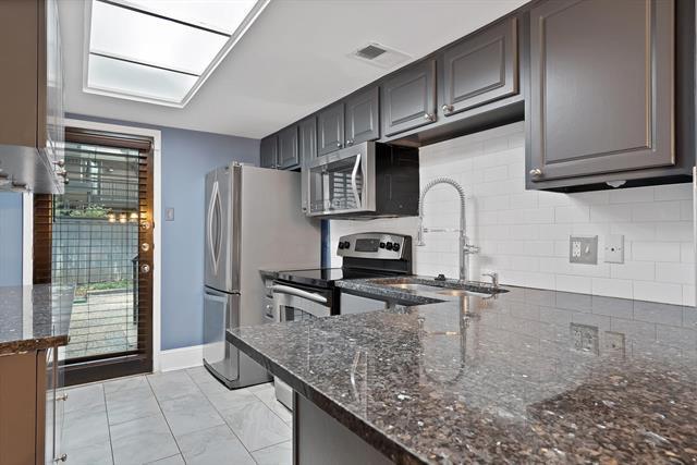 Building Photo - 10203 Regal Oaks Dr