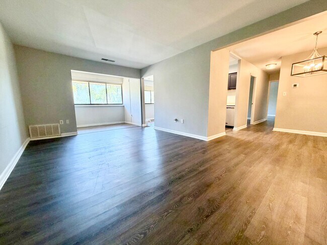 Building Photo - 140 Royal Oak Dr