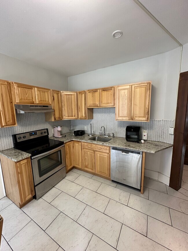 Building Photo - All-Inclusive Living in Collegetown!