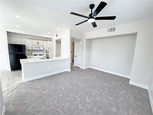 Building Photo - 8250 N Grand Canyon Dr