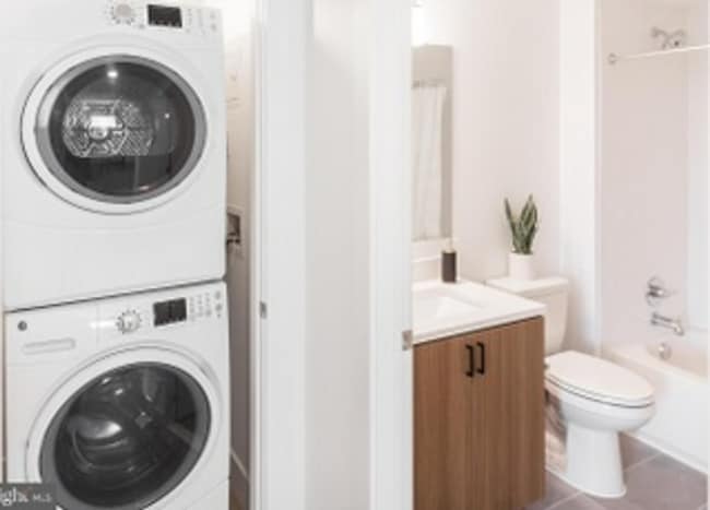 Building Photo - Spacious & Bright Furnished 2br/2ba in Pet...