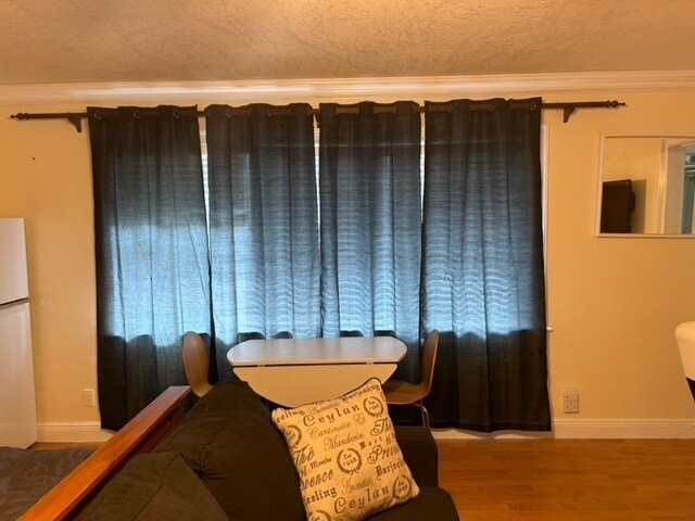 large window by table & chairs - 600 NW 7th Ave