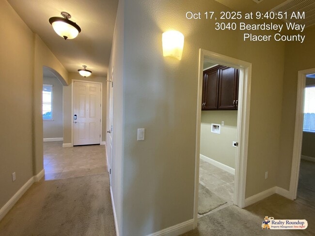 Building Photo - Pristinely Maintained Roseville Home with ...