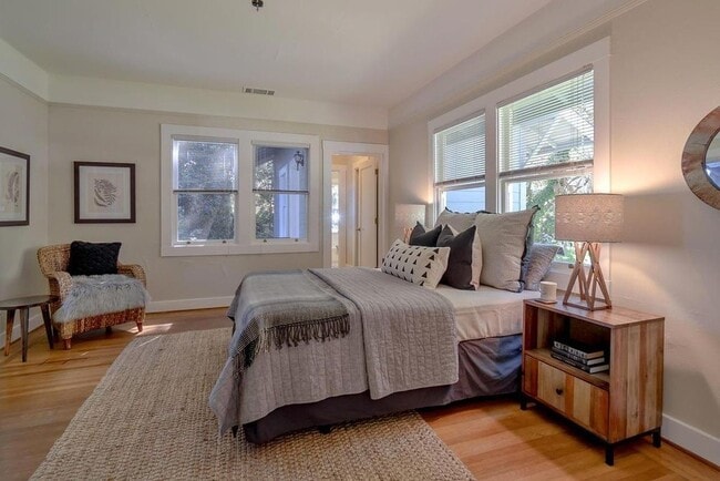 Building Photo - Charming Home next to Co-Op