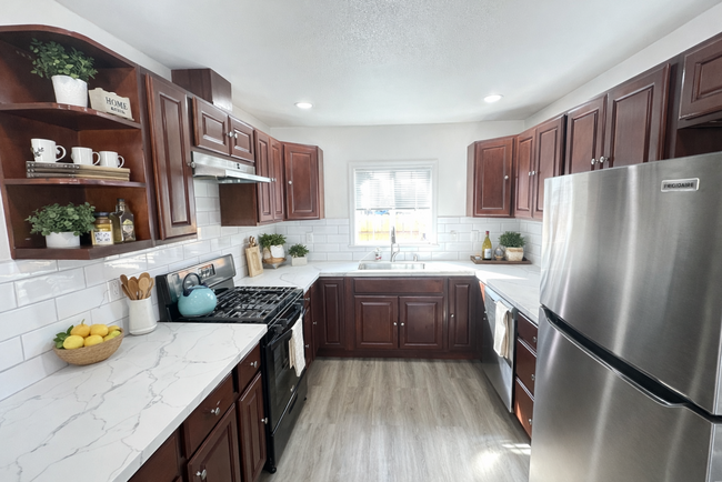 Building Photo - Ready For Move in~ 2BEDS/1BATH HOUSE FOR RENT W/Laundry Hook-Ups!