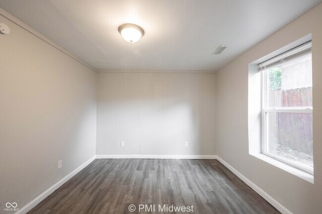 Building Photo - 955 N Traub Ave