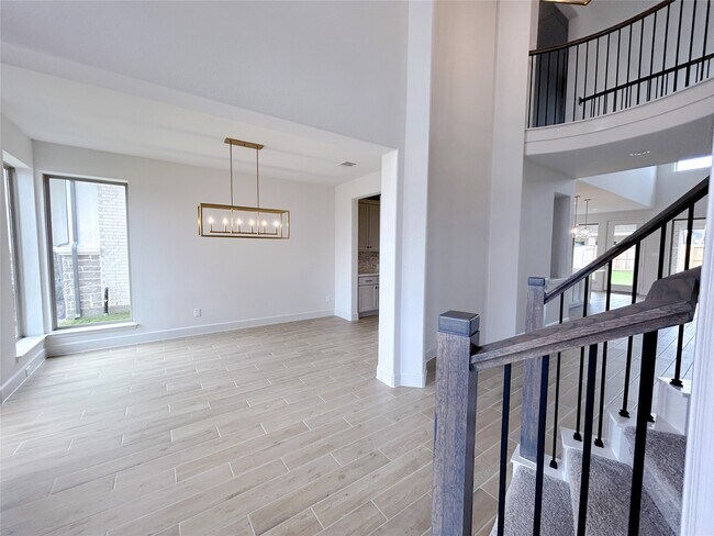 Building Photo - 5406 Holly Holw Ln