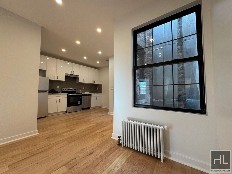 Building Photo - 31 AVENUE