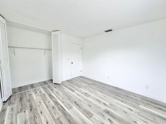 Building Photo - 906 Foresteria Dr