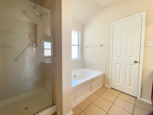 Building Photo - 4 Bedroom 1 story Duncanville ISD